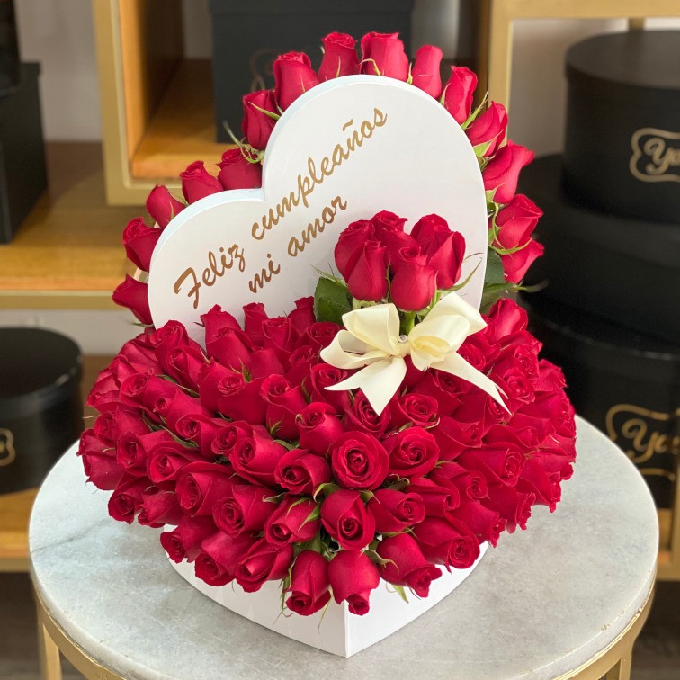 Caja blanca de corazón con 130 rosas rojas