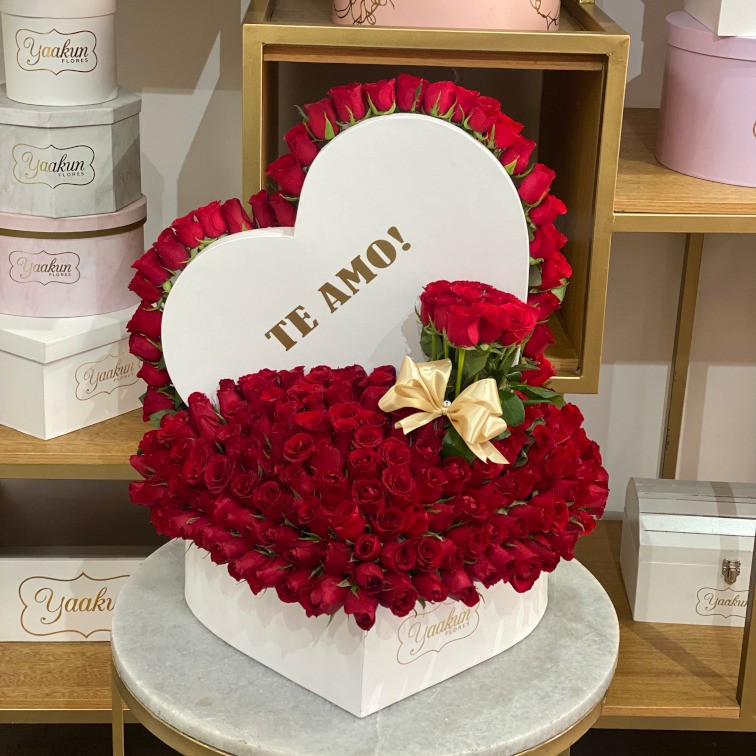 Caja blanca de corazon con tapa con 200 rosas rojas