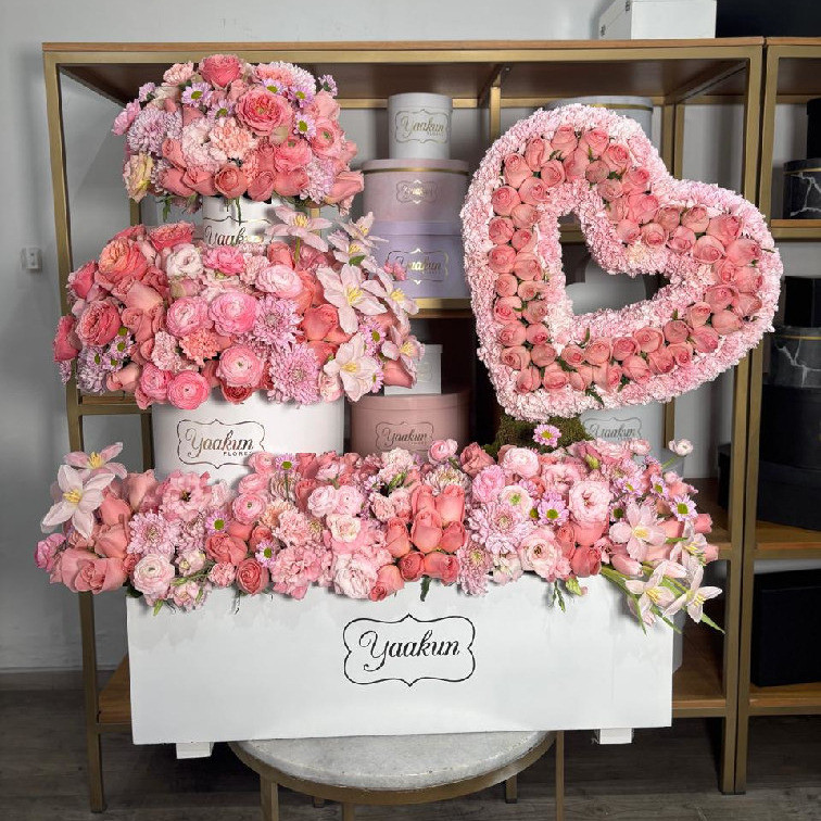 Caja blanca doble piso con silueta de corazón inclinado