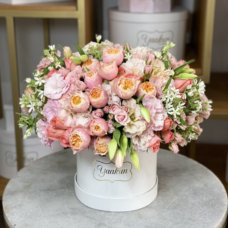 Caja cilindrica chica blanca  con 25 rosas, 10 rosas inglesas y 10 tulipanes