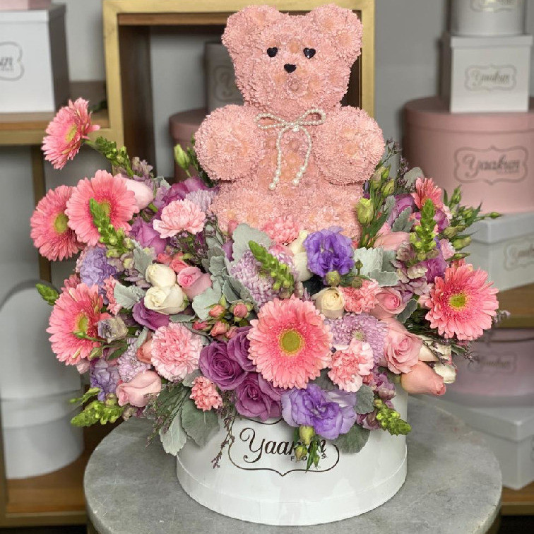 Caja circular blanca escultura de osito & jarden en tonos pastel