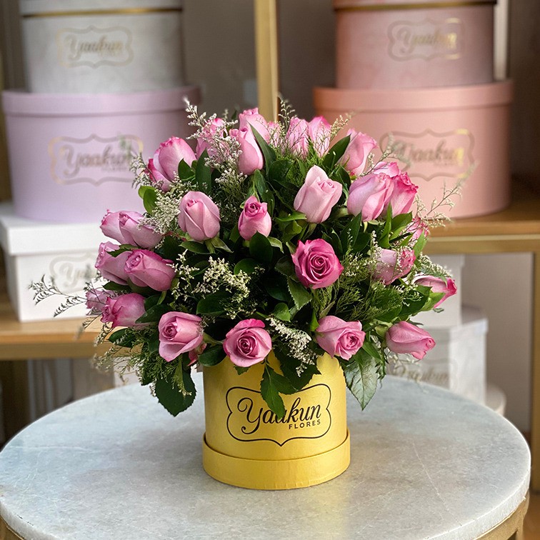 Rosas eternas en caja octagonal lila, rosa palo & pink
