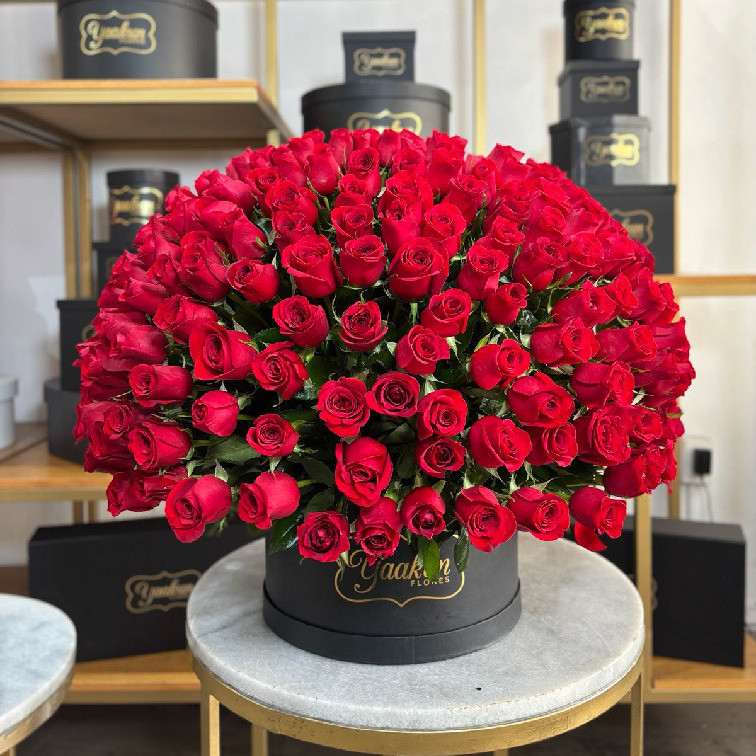 Caja circular negra con 300 rosas en esfera suelta