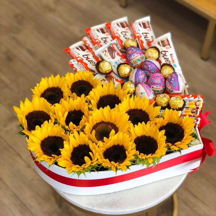 Caja corazón con 10 girasoles y 26 chocolates kinder | Yaakun Flores