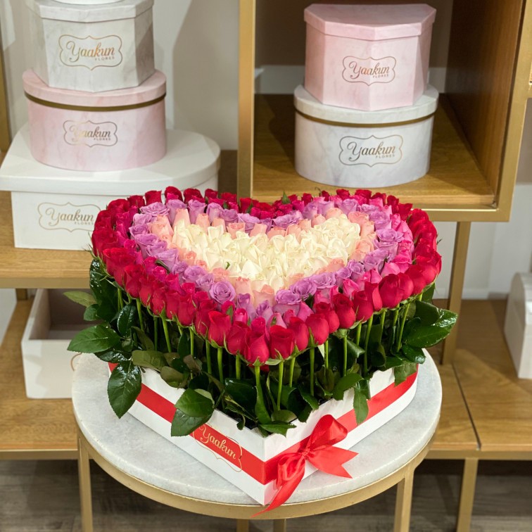 Caja de corazon blanca con 200 rosas jardin degradado