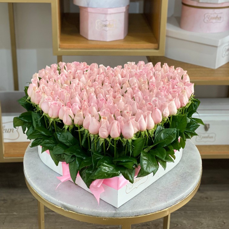 Caja de corazón blanca con 200 rosas rositas garden