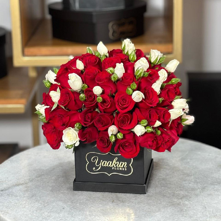 Caja mini negra con 75 rosas rojas y baby rose blanca