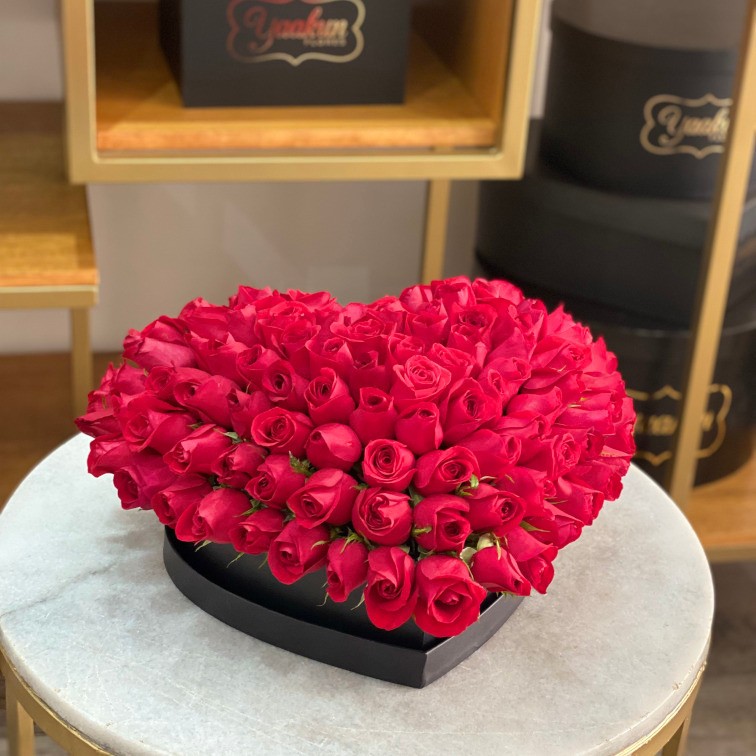 CAJA NEGRA DE CORAZÓN CON 130 ROSAS ROJAS