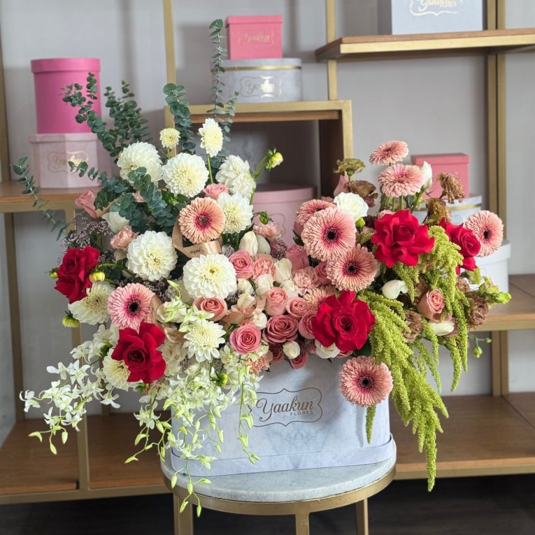 CAJA RECTO OVALADA MARMOLEADA CON 75 ROSAS Y GERBERA JAPONESA