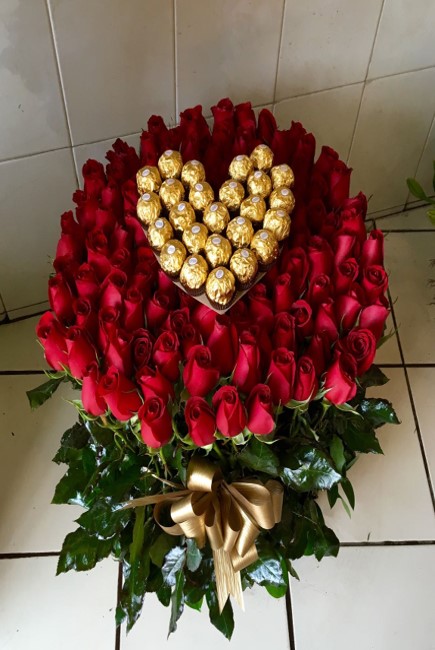 canasta con rosas rojas y corazon ferrero