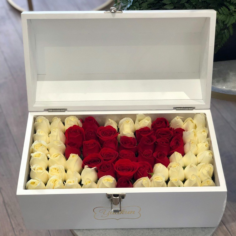 Cofre blanco con 70 rosas ras mi corazón rojo | Yaakun Flores