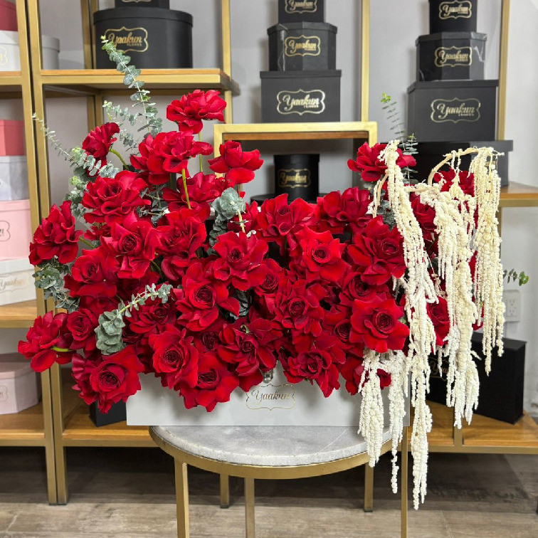 Cofre grande beige con 150 rosas pasión