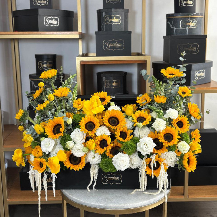 Cofre grande negro,girasoles, rosa, lisianthus, green y amaranto blanco