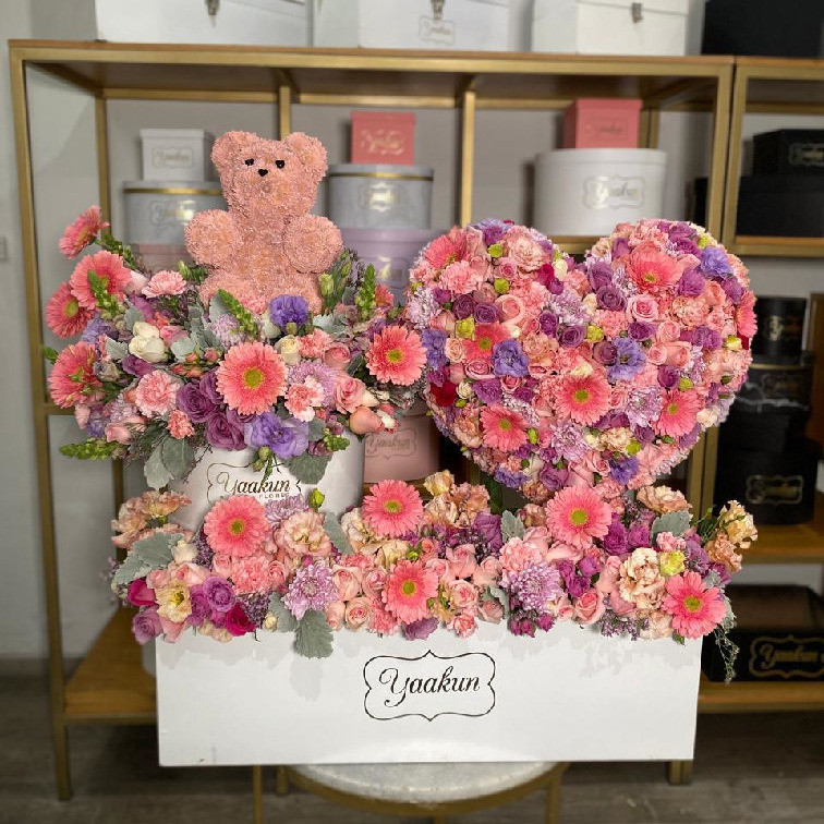 Conjunto de arreglos florales en tonos pastel, osito y corazón