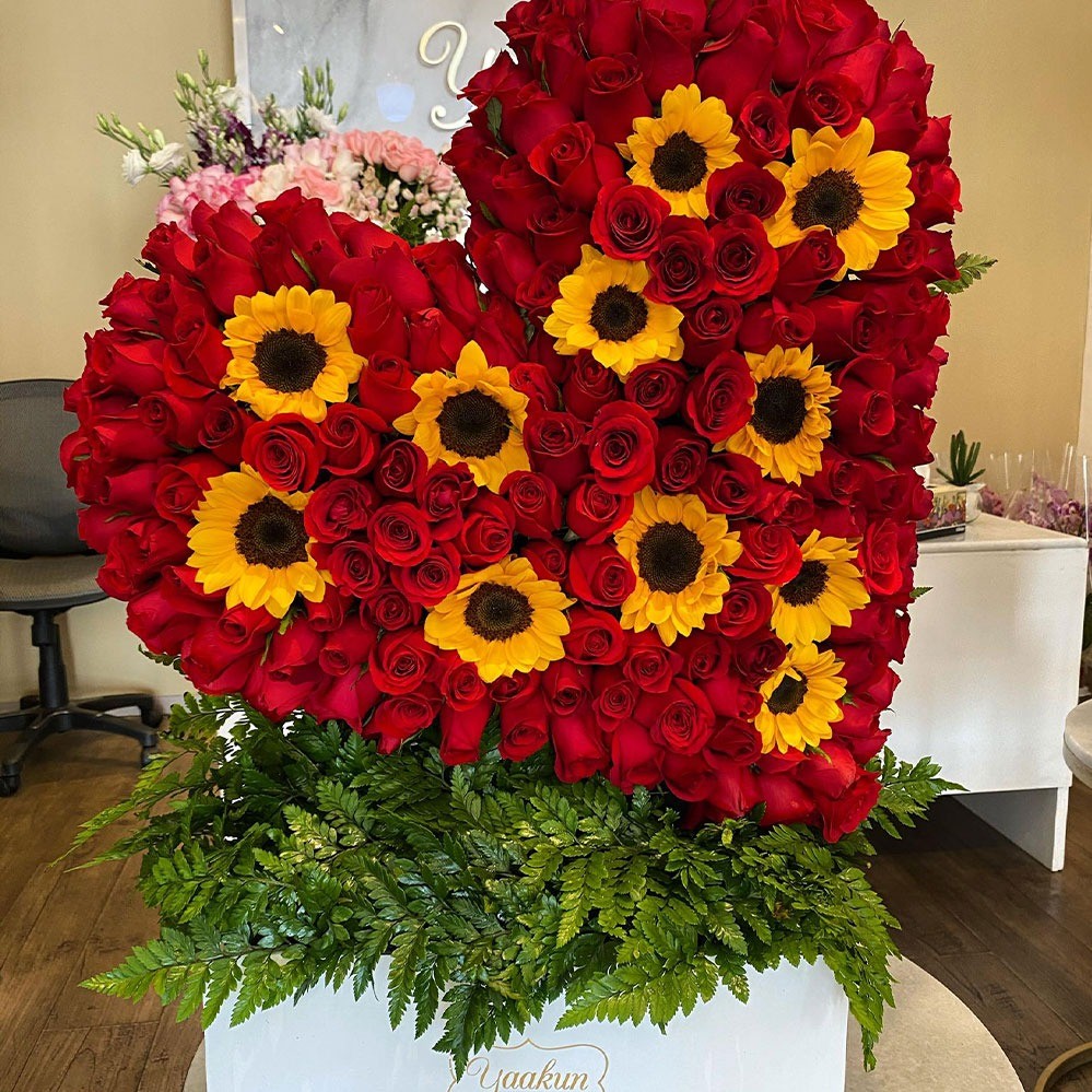 Corazón de 250 rosas & 10 girasoles | Yaakun Flores