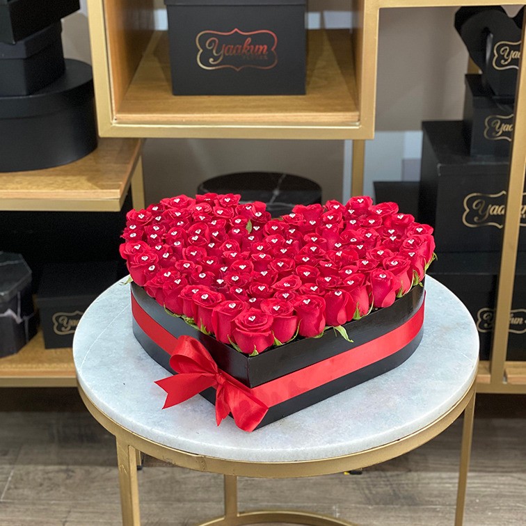 Corazón destellos de 100 rosas rojas en caja negra | Yaakun Flores