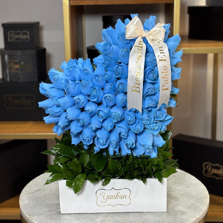 Escultura de 100 rosas azules en caja blanca