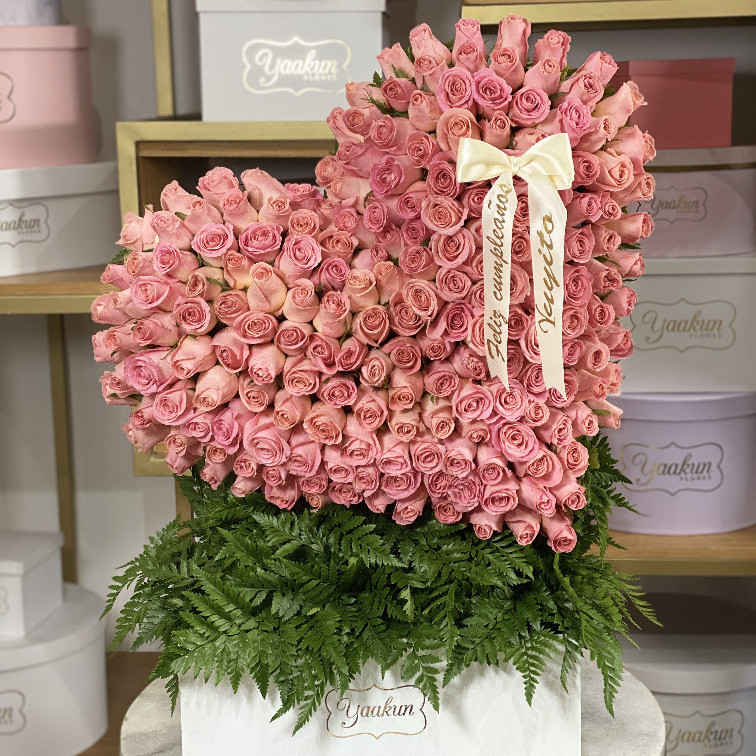 Escultura de 250 rosas hermosas en forma de corazón inclinado en caja blanca