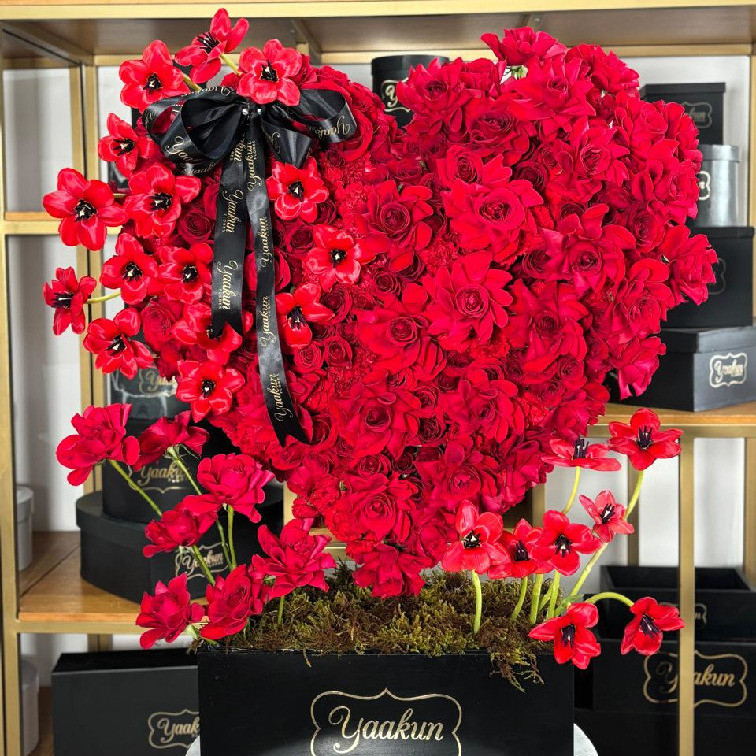 Escultura de 350 rosas en forma de corazón & 30 tulipanes  en caja negra
