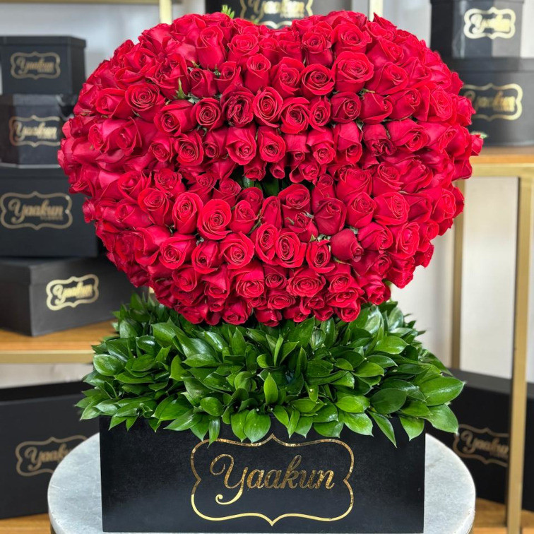 Escultura de beso de 200 rosas rojas