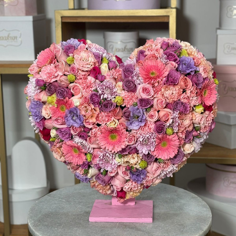 Escultura de corazón chico con flores finas base rosita