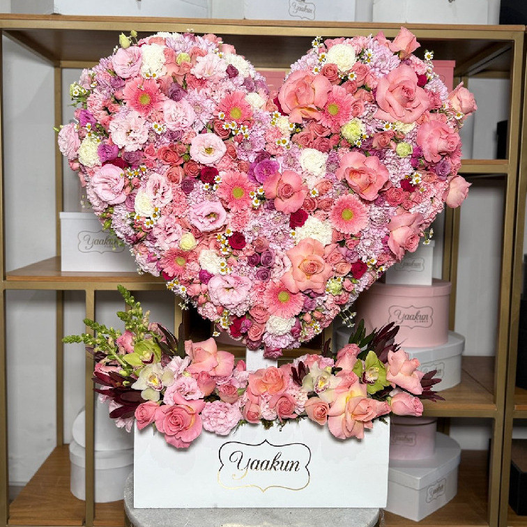 Escultura de corazón con 250 rosas y flores finas en caja blanca