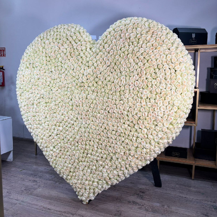 Escultura de corazón con 3500 rosas blancas
