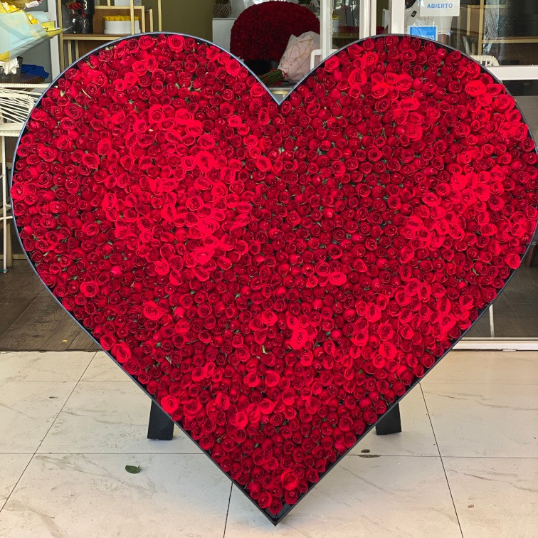 Escultura de corazón de 1000 rosas rojas