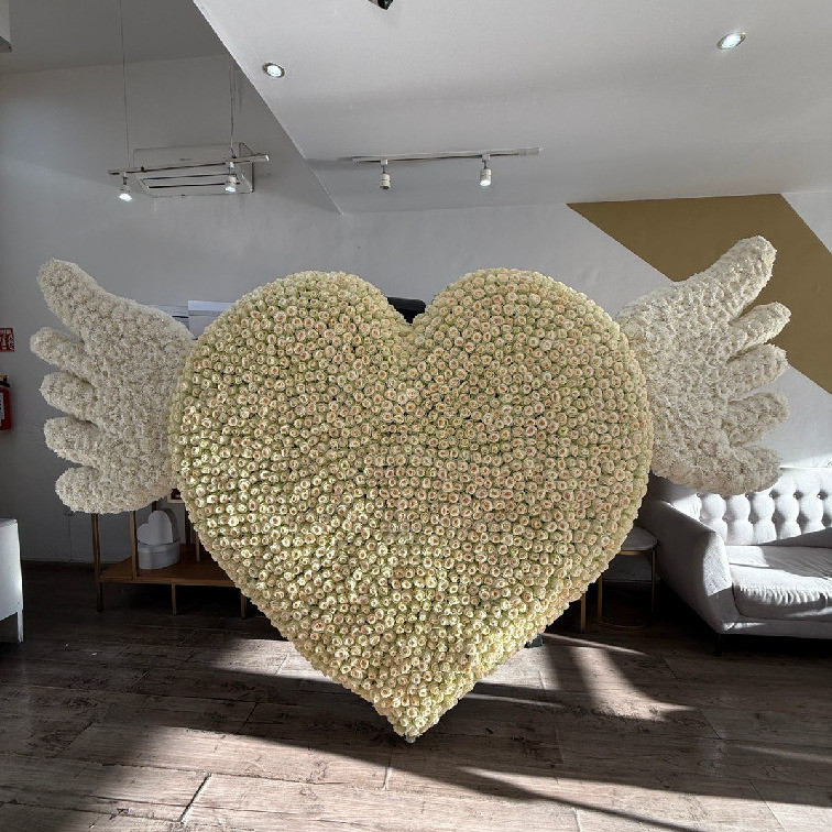 Escultura de corazón de 3500 rosas blancas con alas