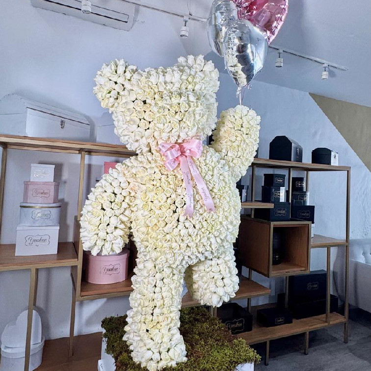 Escultura de oso de 1700 rosas blancas parado en caja blanca con 3 globos de helio