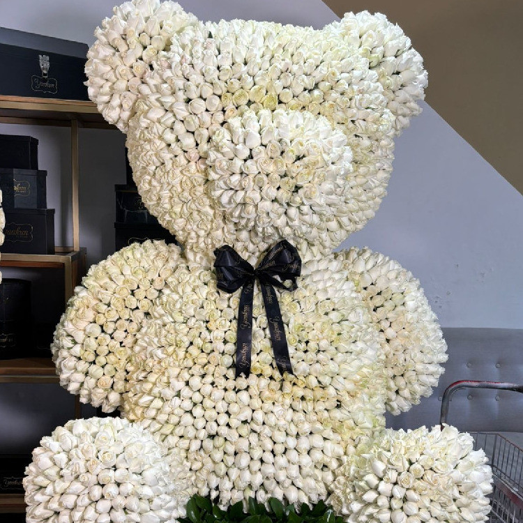 Escultura de oso de 3500 rosas blancas en caja blanca con moño negro
