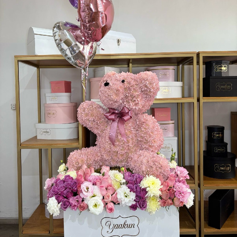 Escultura de oso rosita con 3 globos en caja blanca & jardín