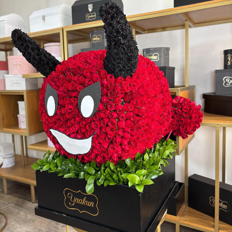 Escultura emoji de 100 rosas