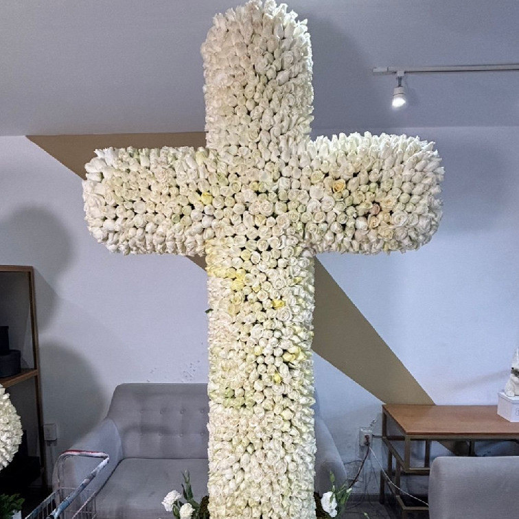 Escultura en forma de cruz con 3000 rosas blancas en caja blanca