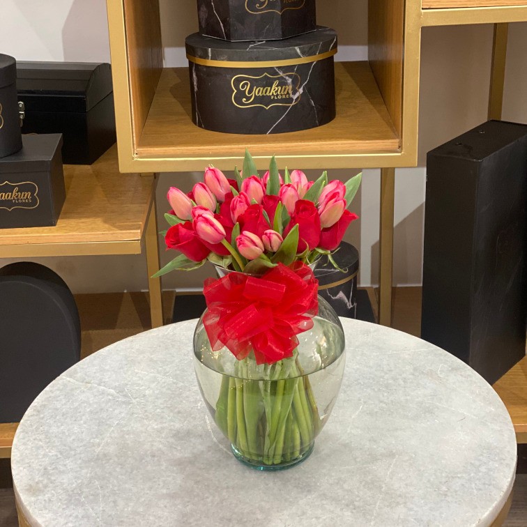 Florero con 12 rosas rojas y 20 tulipanes rojos | Yaakun Flores