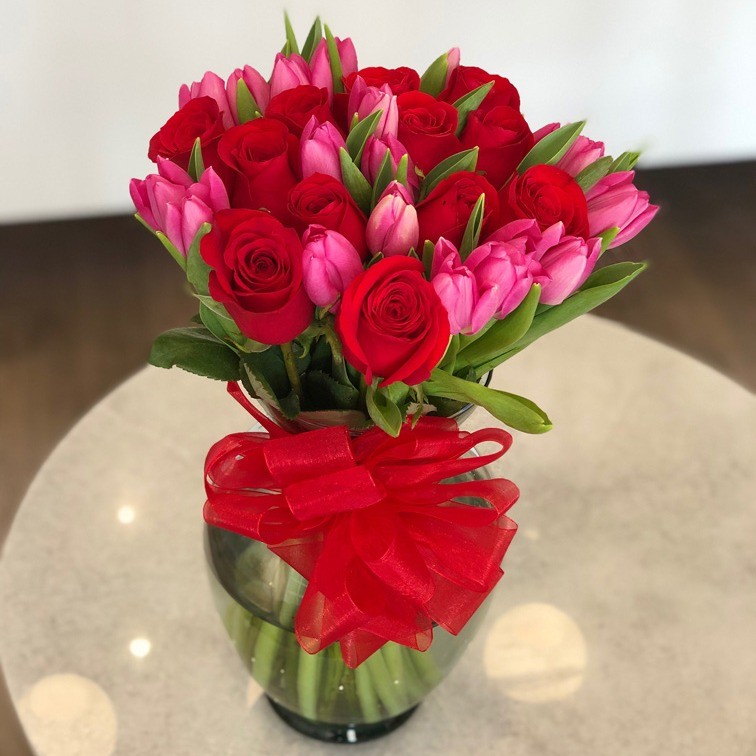Florero con 12 rosas y 20 tulipanes | Yaakun Flores