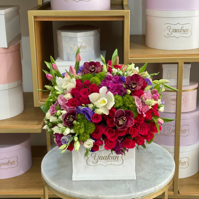 Flores finas en caja blanca yaakun finas rosa & orquidea