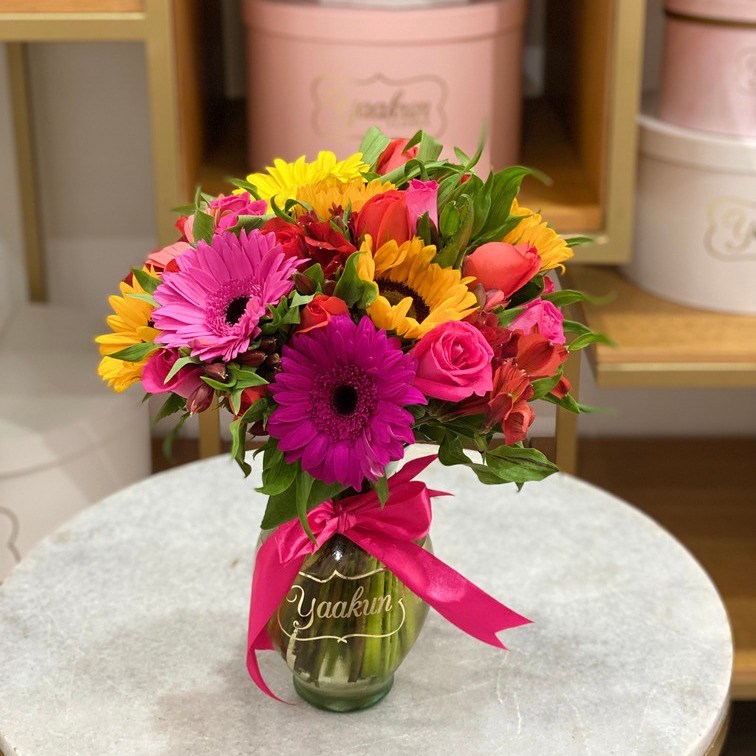 Jarron con gerberas, girasol, alstro rosas