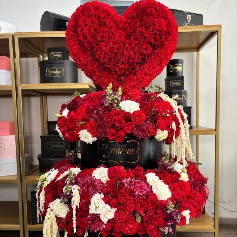 Maxi arreglo de 2 piso en tonos rojos y toques blancos con corazón