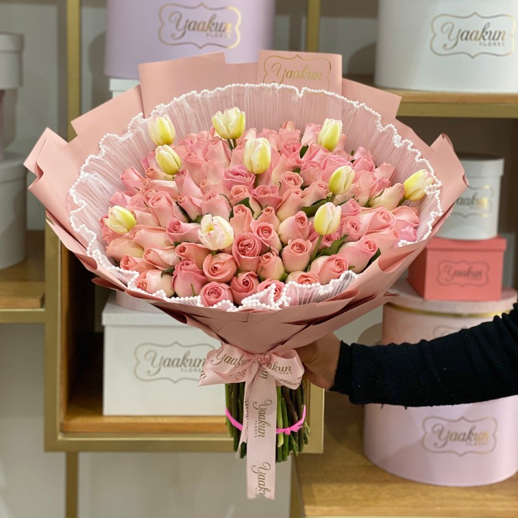 MAXI BOUQUET CON 100 ROSAS, 10 TULIPANES PAPEL COREANO Y MALLA