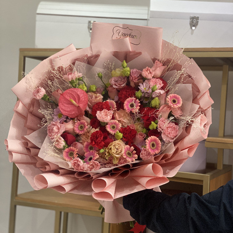 MAXI BUQUET EN TONOS ROSAS Y ROJOS CON FLORES FINAS