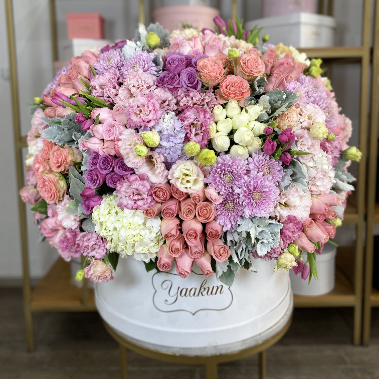 Maxi caja blanca con 250 rosas en tonos pastel con roxanas, hortencias, 20 tulipanes y 10 inglesas