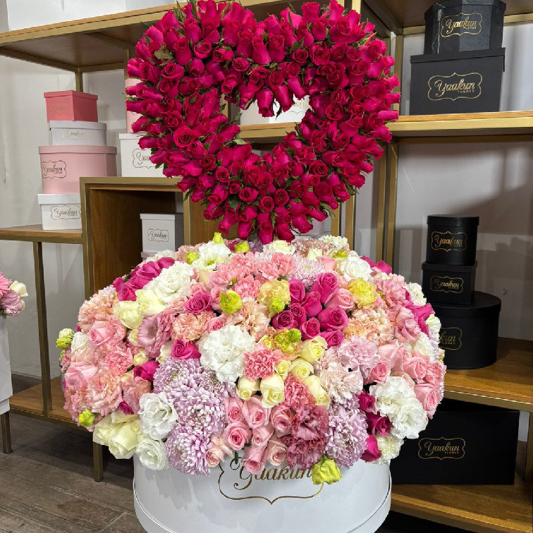 Maxi caja blanca con 500 rosas y silueta de corazón con rosas fucsia