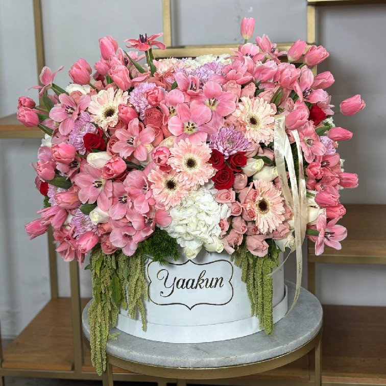 Maxi caja circular blanca en tonos rosas & 100 tulipanes