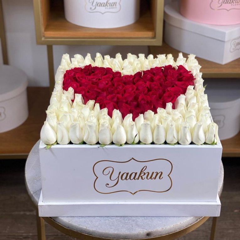 MAXI CAJA CUADRADA BLANCA CON 140 ROSAS CORAZÓN ROJO Y CONTORNO BLANCO BOTÓN SALIDO