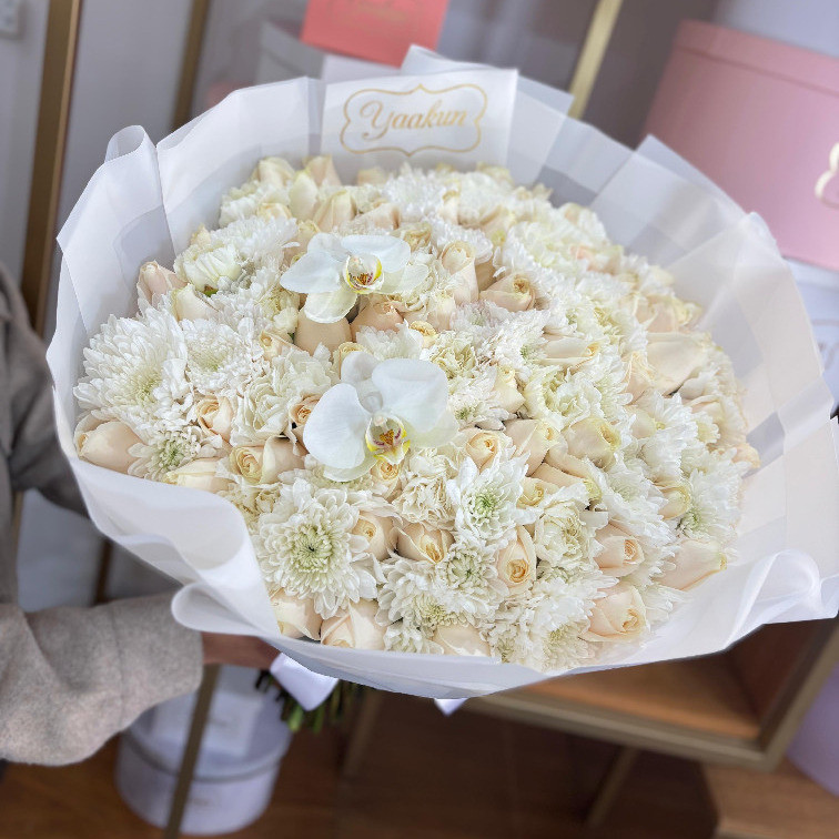 Maxi ramo amor puro de 75 rosas blancas con 2 phalenosis blancas con papel coreano