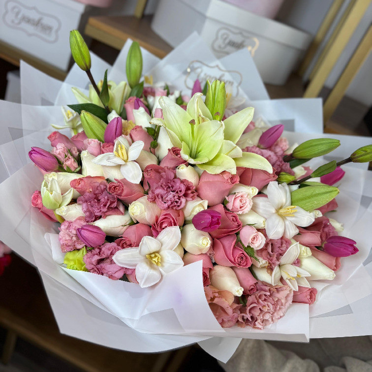 Maxi ramo de 100 rosas, 20 tulipanes, lisianthus y lilis