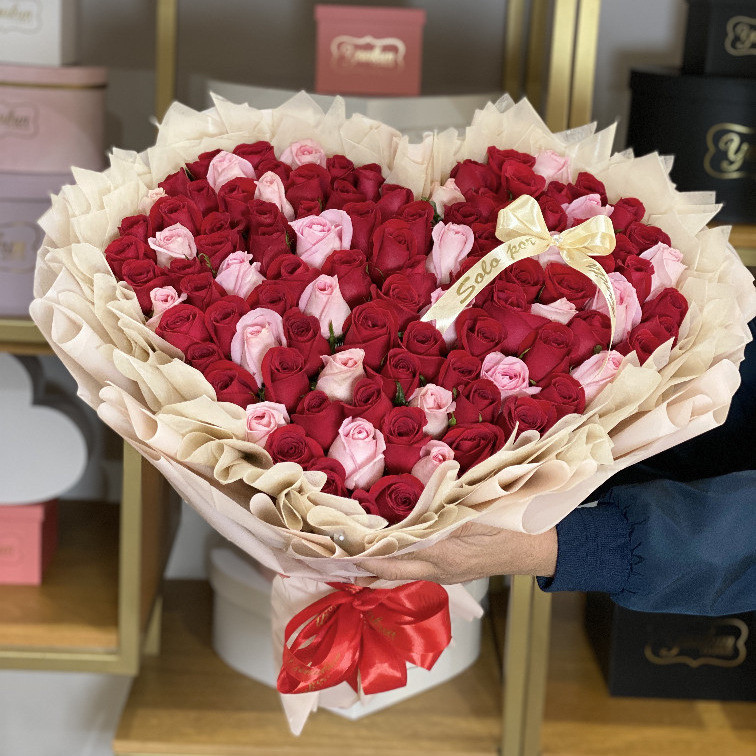 Maxi ramo de 100 rosas en forma de corazon rosas roja y rosita con papel coreano y papel pellon
