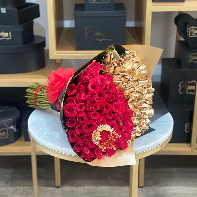 Ramo de 50 rosas hermosas con ruscus & papel coreano