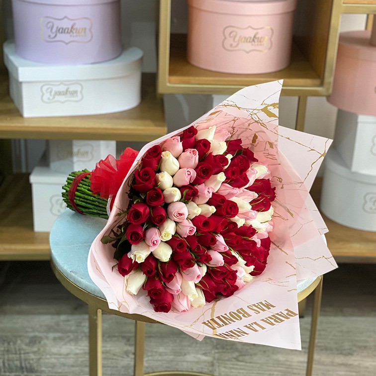 Maxi ramo de 100 rosas rojo, rosita y blanco con papel coreano